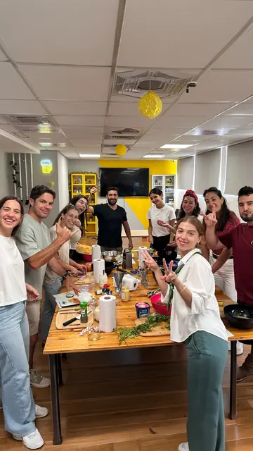 צוות מבשל יחד במטבח של המשרד