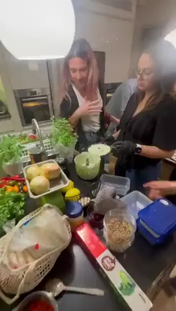 קבוצה מבשלת יחד במטבח
