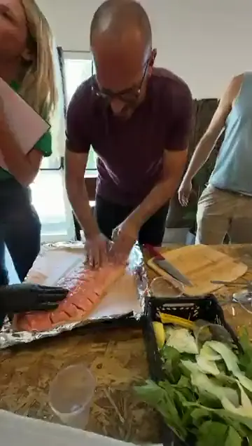 מכינים את המנות ופורשים אותן על השולחן