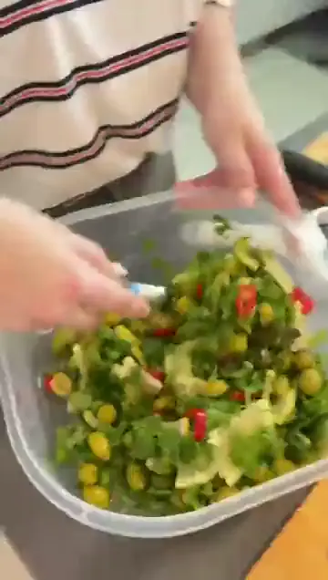 מכינים סלטים, צוחקים וטועמים יחד