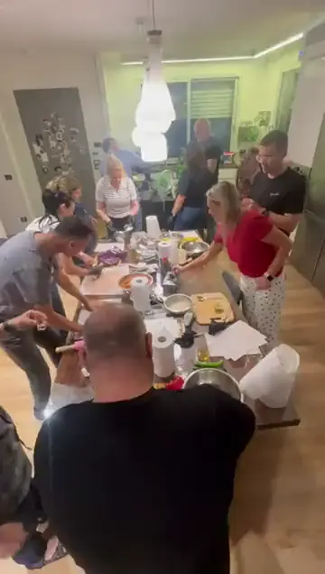 צוות מבשל סביב שולחן העבודה